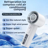 فن شارژی پرتابل دستی در حال استفاده در فضای باز، نشاندهنده قابلیت حمل آسان، طراحی مدرن، باتری قابل شارژ و کاربرد مناسب برای روزهای گرم تابستانی