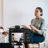 اتصال میکروفون به گوشی (نشان دادن درگاه تایپسی یا لایتنینگ)