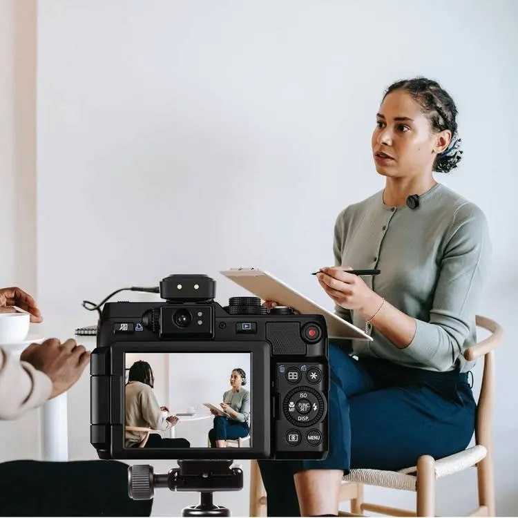 اتصال میکروفون به گوشی (نشان دادن درگاه تایپسی یا لایتنینگ)