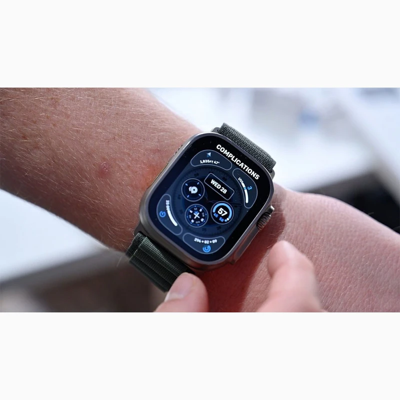 نمای کلی از ساعت Apple Watch Ultra 2 با قاب تیتانیومی و نمایشگر روشن