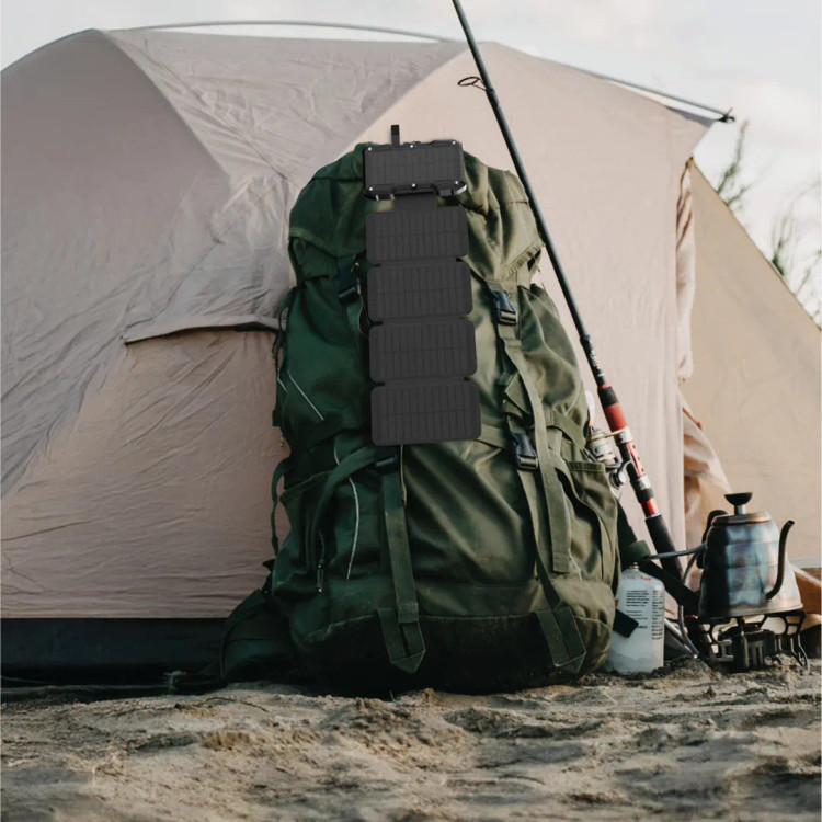 پاوربانک Green Lion Solar 5 همراه با چراغ قوه LED روشن در فضای باز