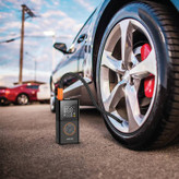 کمپرسور گرین لاین GTI-01 در حال باد کردن تایر خودرو با شیلنگ 25 سانتیمتری.