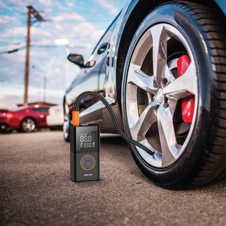 کمپرسور گرین لاین GTI-01 در حال باد کردن تایر خودرو با شیلنگ 25 سانتیمتری.