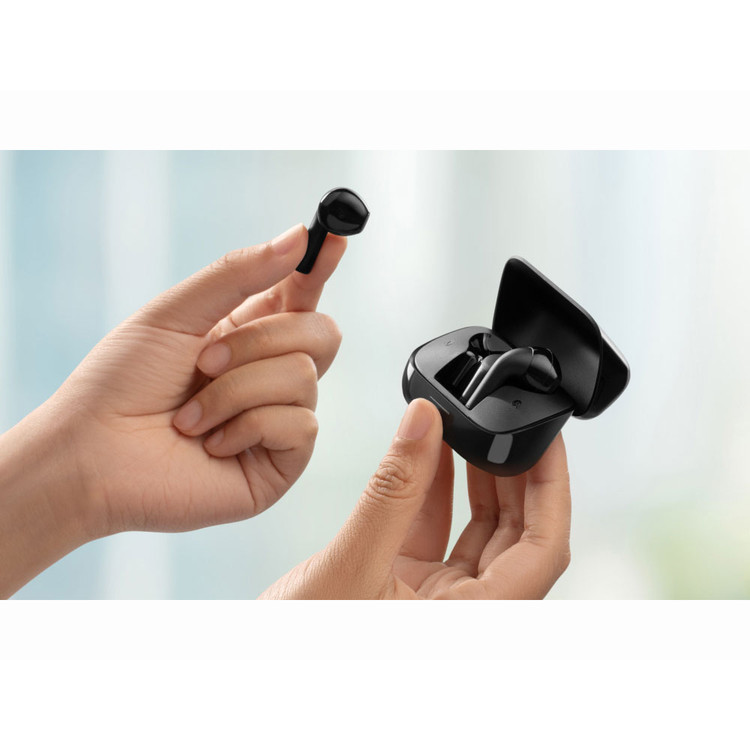 مقایسه اندازه ایرپاد K20i انکر در دست کاربر برای نمایش ابعاد واقعی