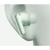 هدفون ردمی بادز 6 پرو روی گوش کاربر