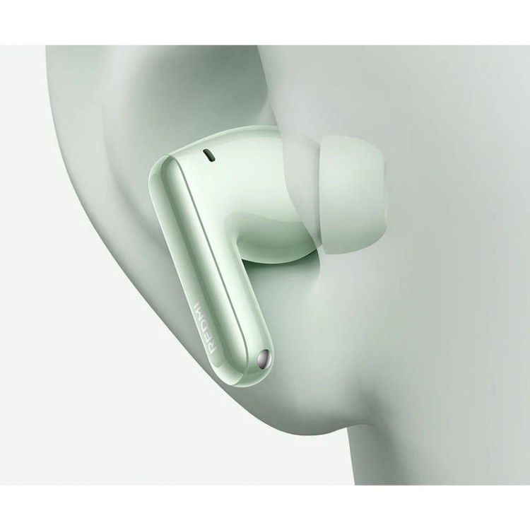 هدفون ردمی بادز 6 پرو روی گوش کاربر