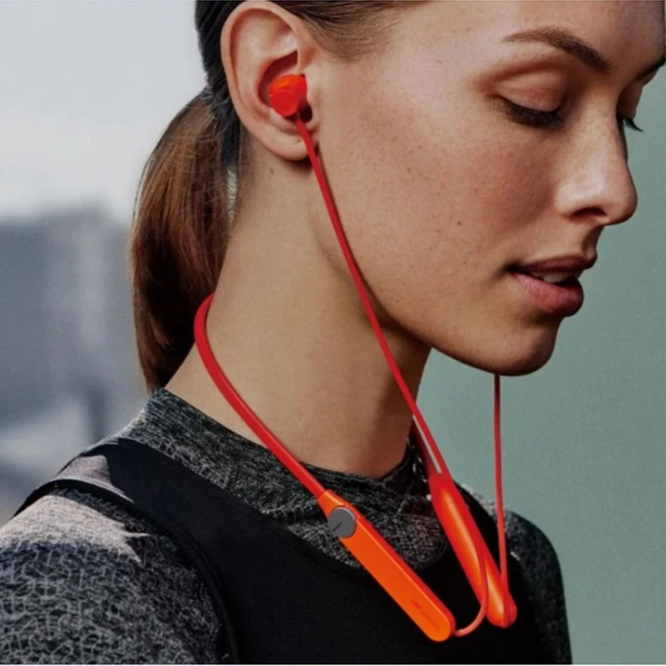 CMF Neckband Pro در حالت استفاده روی گردن