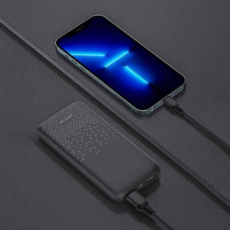 پاور بانک گرین لاین Rome در کنار گوشی موبایل