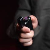 فندک Arc L200 در دست - ابعاد جمعوجور ۷۵x۳۵x۱۱ میلیمتر و بدنه فلزی