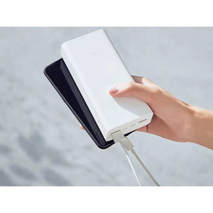 پاوربانک شیائومی PB3018ZM در دست - ابعاد و وزن مناسب