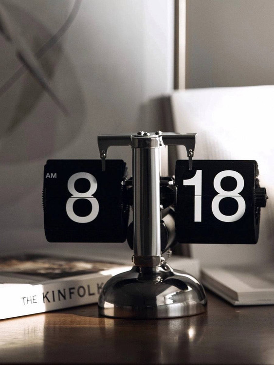 ساعت رومیزی ورقهای (Flip Clock) روی میز کار