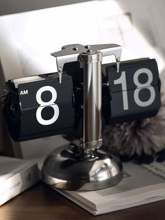 ساعت رومیزی ورقهای (Flip Clock) کنار دفتر