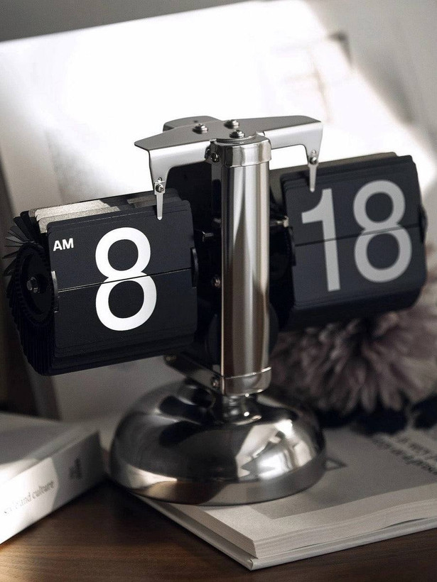 ساعت رومیزی ورقهای (Flip Clock) کنار دفتر