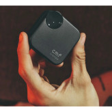 نمای نزدیک از کیس شفاف و نشانگر LED هندزفری